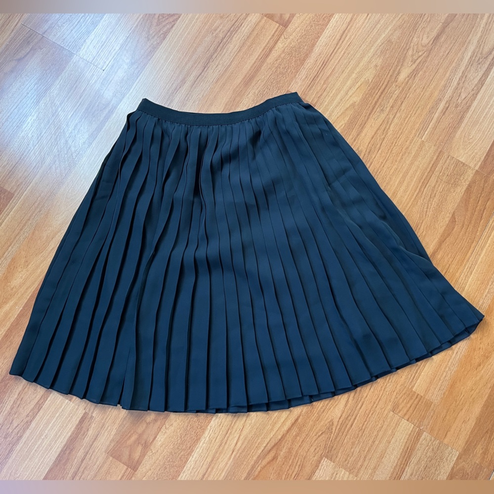 Black pleated mini skirt